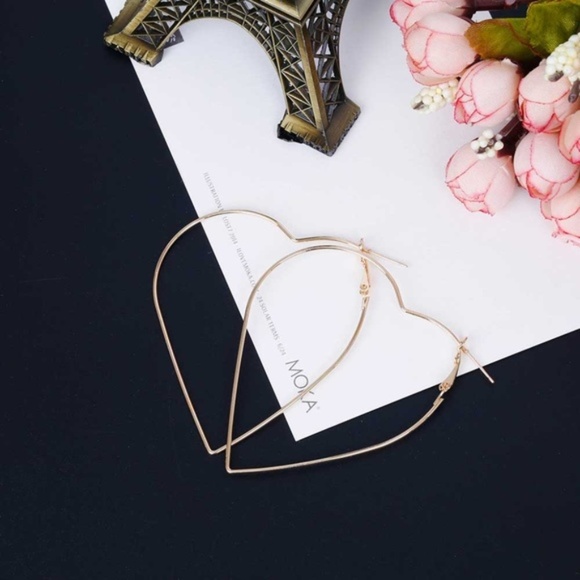 🛍 Oversized Gold Heart Earrings - Picture 2 of 4